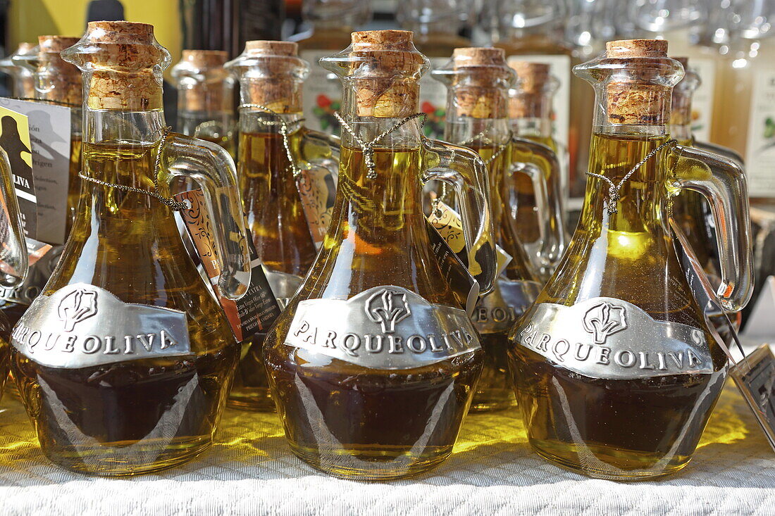 Olivenöl am Samstagsmarkt in Pernes-les-Fontaines, Vaucluse, Provence-Alpes-Côte d'Azur, Frankreich