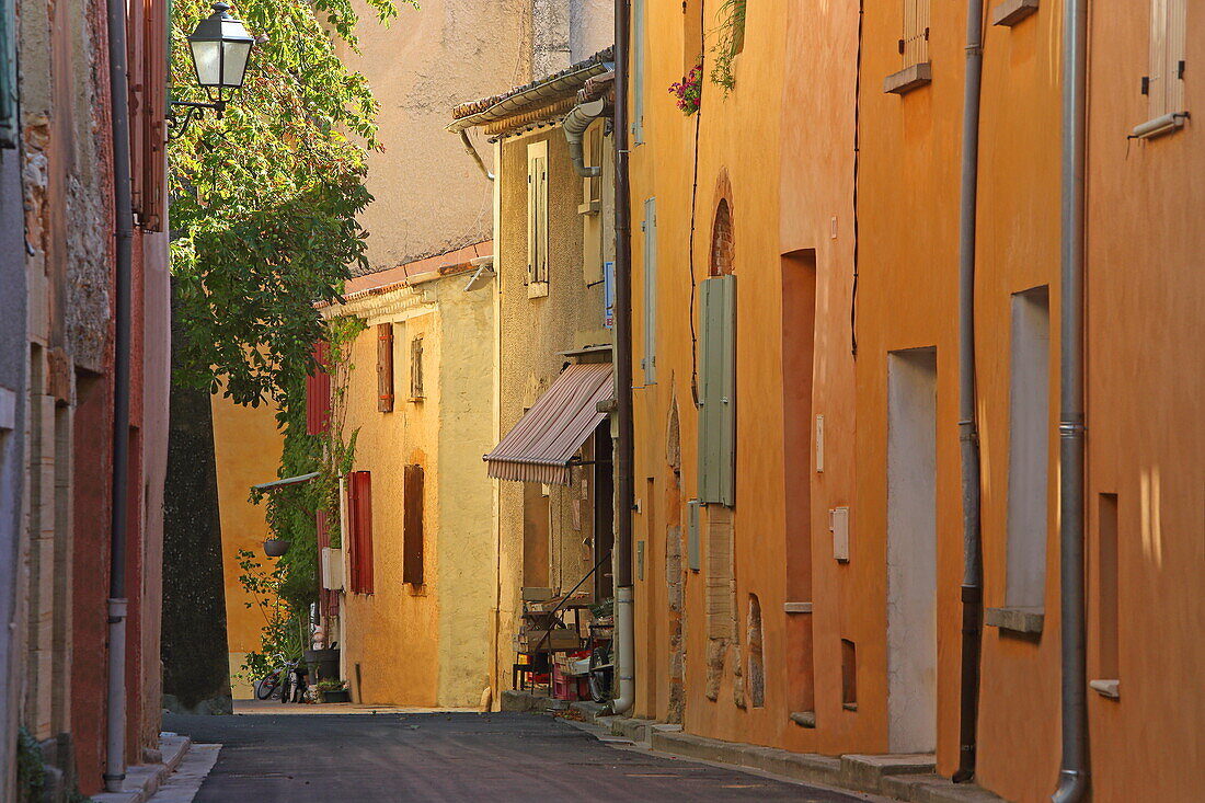 Mit Ocker bemalte Fassaden in Flassan, Vaucluse, Provence-Alpes-Côte d'Azur, Frankreich