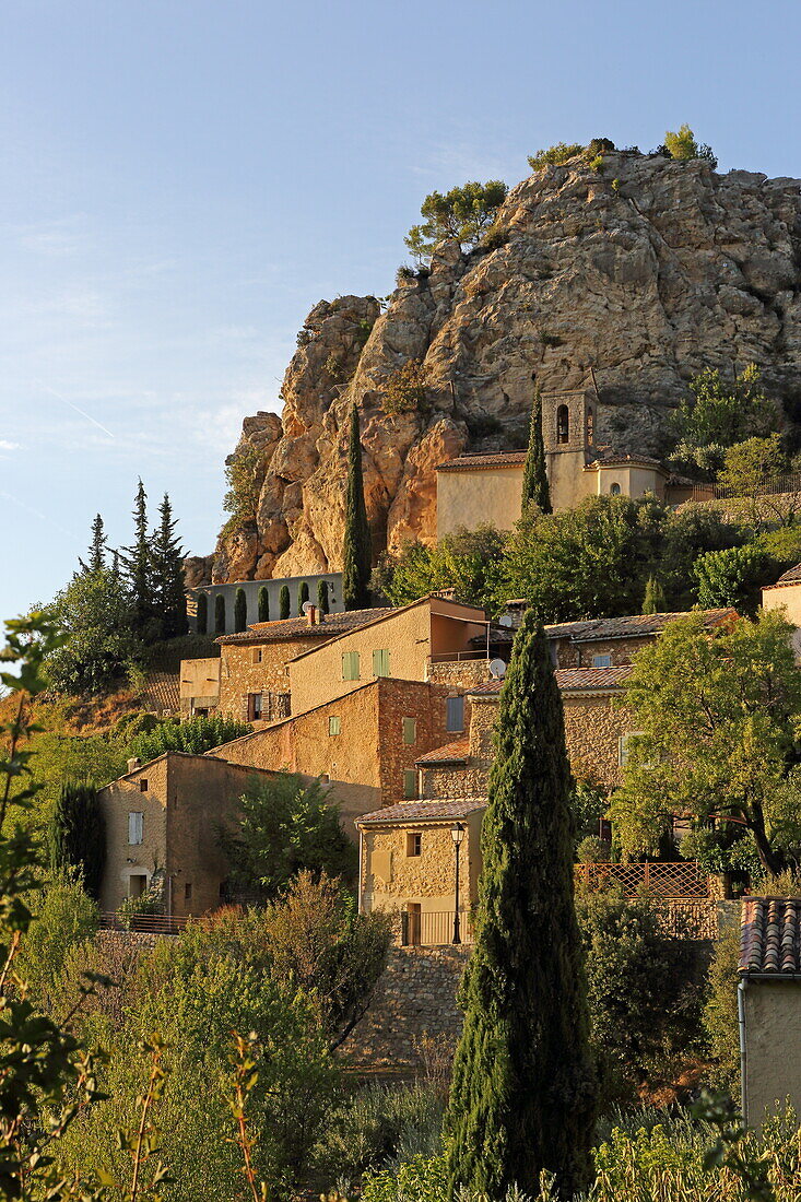 Blick auf Kirche Saint-Pierre und Ort, La Roque-Alric, Vaucluse, Provence-Alpes-Côte d'Azur, Frankreich