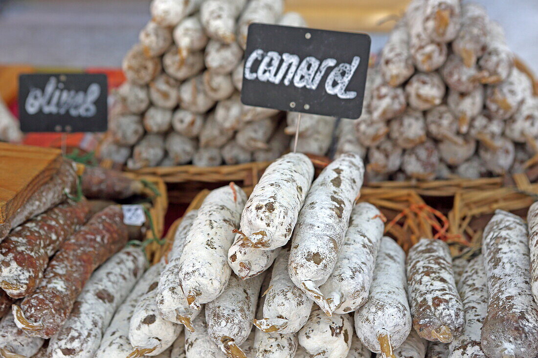 Market day in Caromb, Vaucluse, Provence-Alpes-Côte d'Azur, France