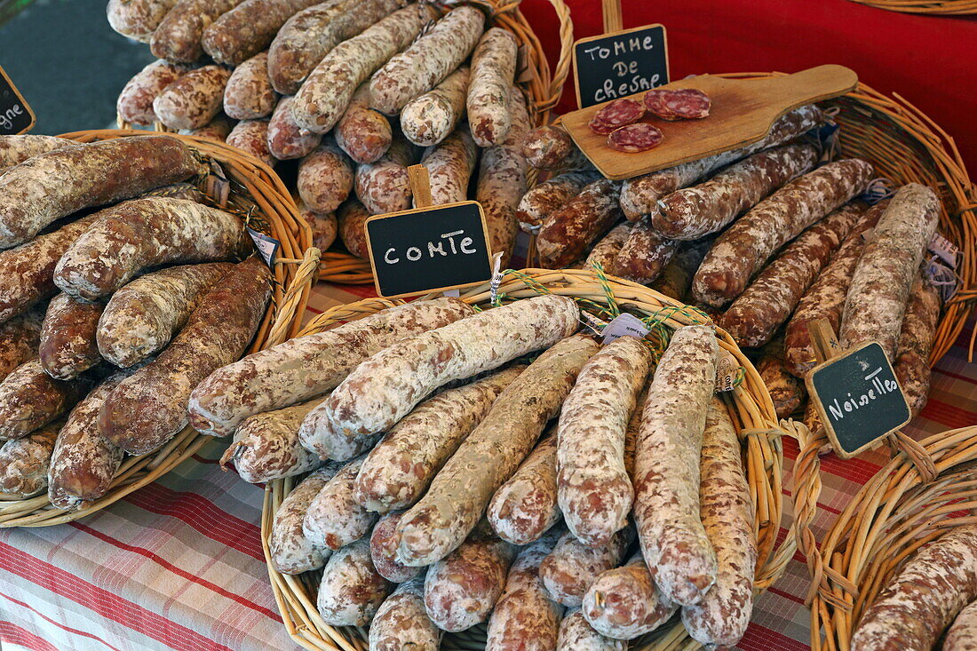 Trockenwürste am Markt von Malaucene, Vaucluse, Provence-Alpes-Côte d'Azur, Frankreich