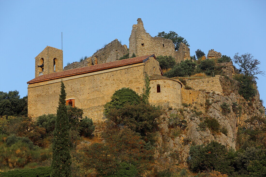 Castle and village in Entrechaux, Vaucluse, Provence-Alpes-Côte d'Azur, France
