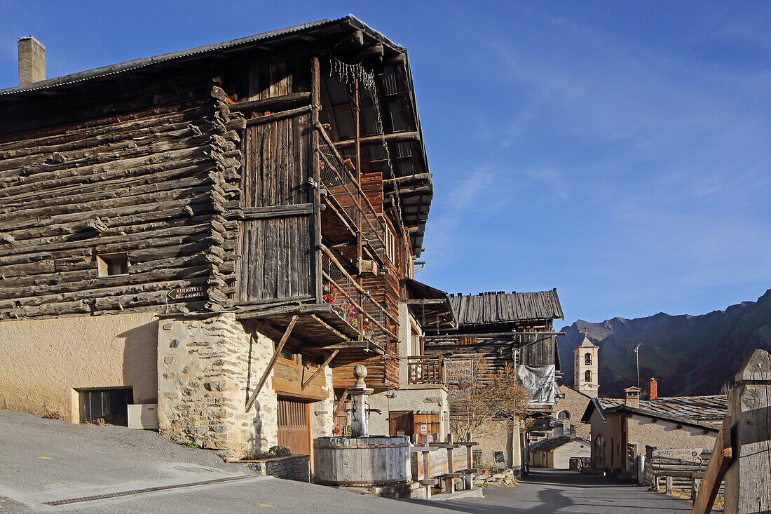 Alte Häuser im Bergdorf Saint-Veran, Haute-Alpes, Provence-Alpes-Côte d'Azur, Frankreich