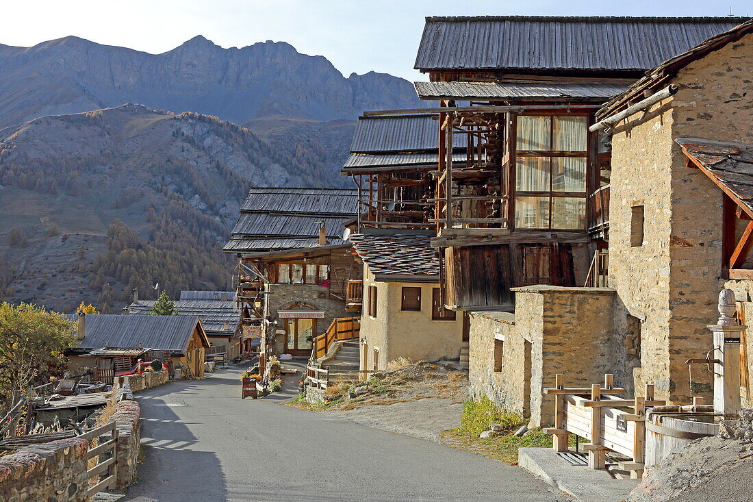 Alte Häuser im Bergdorf Saint-Veran, Haute-Alpes, Provence-Alpes-Côte d'Azur, Frankreich