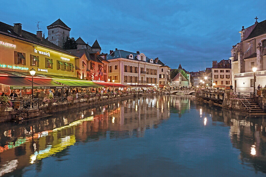 Pont Perriere over the river Le Thiou, in the background the Palais de l'Isle, Annecy, Haute-Savoie, Auvergne-Rhone-Alpes, France