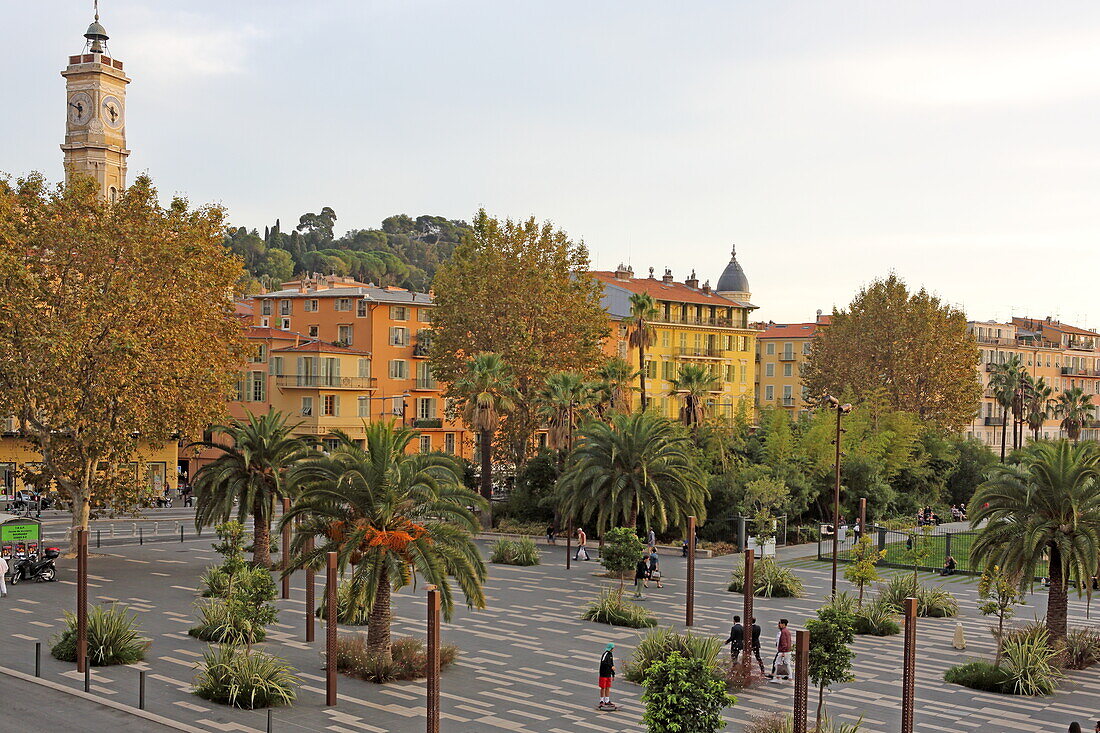 Promenade du Paillon mit dem Turm des Konvent Saint-Francois, Nizza, Alpes-Maritimes, Provence-Alpes-Côte d'Azur, Frankreich