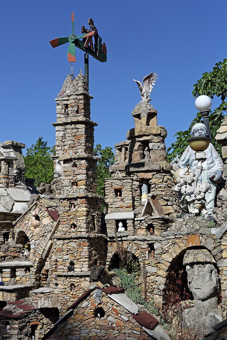 Steinsskulpturen im Garten des Herrn Farinelli, Villa Le Pin, Biot, Alpes-Maritimes, Provence-Alpes-Côte d'Azur, Frankreich