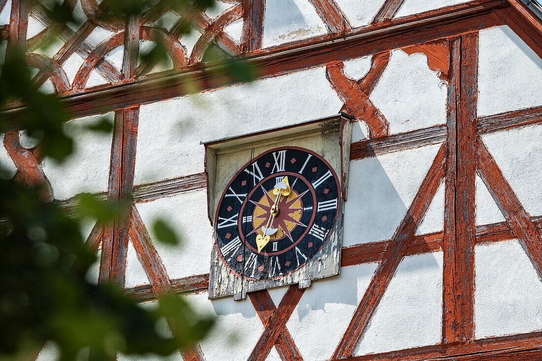 Uhr an der Wand von einem Fachwerkhaus, Gerolfingen Irsingen, Franken, Bayern, Deutschland, Europa