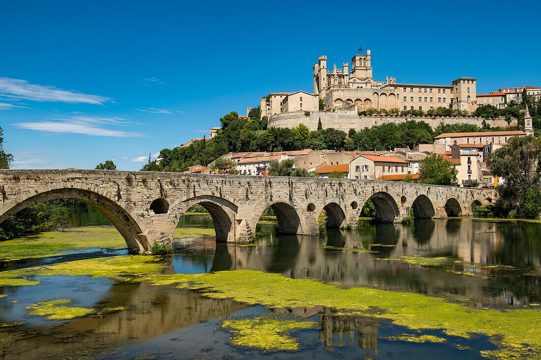 Brücke Pont Vieux über den Fluss Orb und die Kathedrale St. Nazaire, Béziers, Hérault, Frankreich, Europa