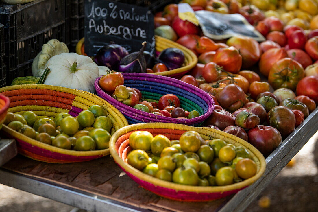 Oliven zum Verkauf auf dem Wochenmarkt Capestang, Capestang, Hérault, Frankreich, Europa