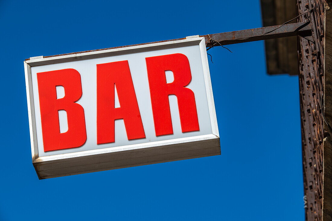 Rotes Schild an einer Bar, Capestang, Hérault, Frankreich