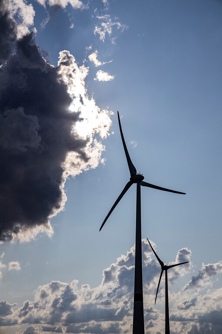 Windkraftanlage und Wolken, in der Nähe von Wijnegem, Limburg, Belgien, Europa