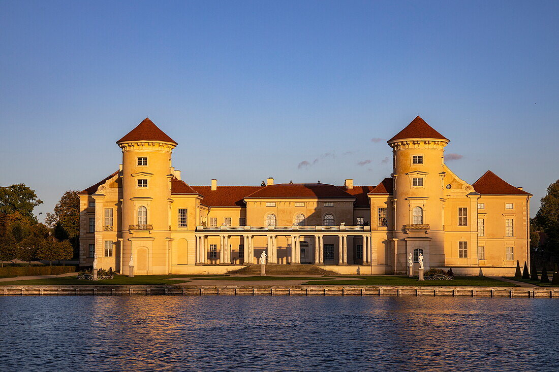 Schloss Rheinsberg vom See Grienericksee aus gesehen, Rheinsberg, Brandenburg, Deutschland, Europa