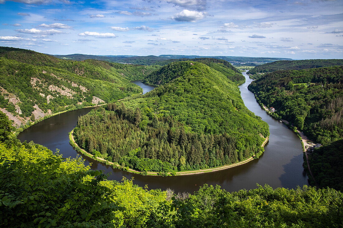 Die Saarschleife entlang der Saar, in der Nähe von Mettlach, Saarland, Deutschland, Europa