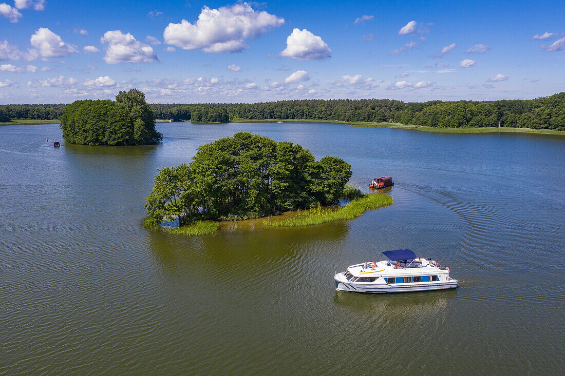 Luftaufnahme von einem Le Boat Vision 4 Hausboot nahe kleiner Inseln am Wangnitzsee, in der Nähe von Priepert, Mecklenburg-Vorpommern, Deutschland, Europa