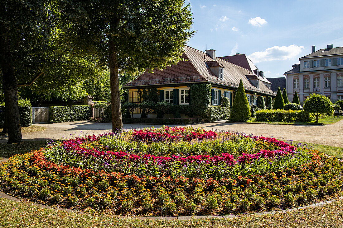 Akkurat gepflanzte Blumen in Parklandschaft in der Nähe von Orangerie, Ansbach, Franken, Bayern, Deutschland, Europa