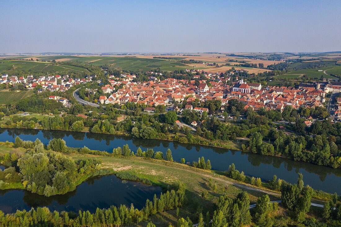 Luftaufnahme von Main und Seen mit Stadt dahinter, Dettelbach, Franken, Bayern, Deutschland, Europa