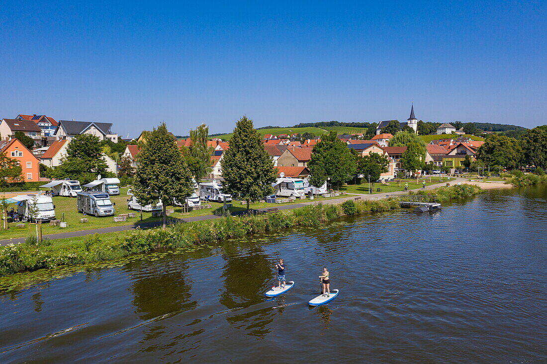 Luftaufnahme von zwei Personen auf SUP Standup Paddling Boards auf dem Main mit Campingplatz und Stadt dahinter, Wipfeld, Franken, Bayern, Deutschland, Europa