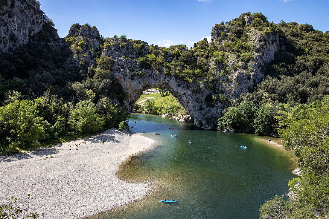 Felsbogen Pont d'Arc in der Schlucht Gorges de L'ardeche mit Kanus und Sandbank des Flusses Ardeche, Labastide-de-Virac, Ardèche, Auvergne-Rhône-Alpes, Frankreich, Europa