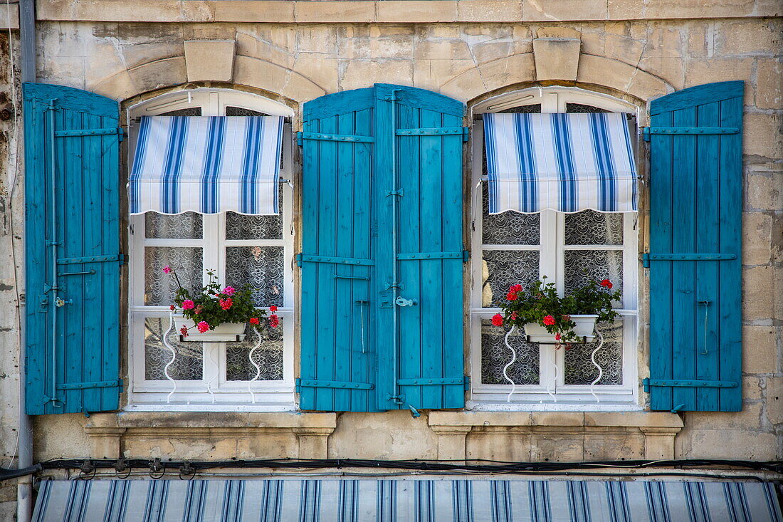Detail von Fenstern mit türkisblauen Fensterläden, Arles, Bouches-du-Rhône, Provence-Alpes-Côte d'Azur, Frankreich, Europa