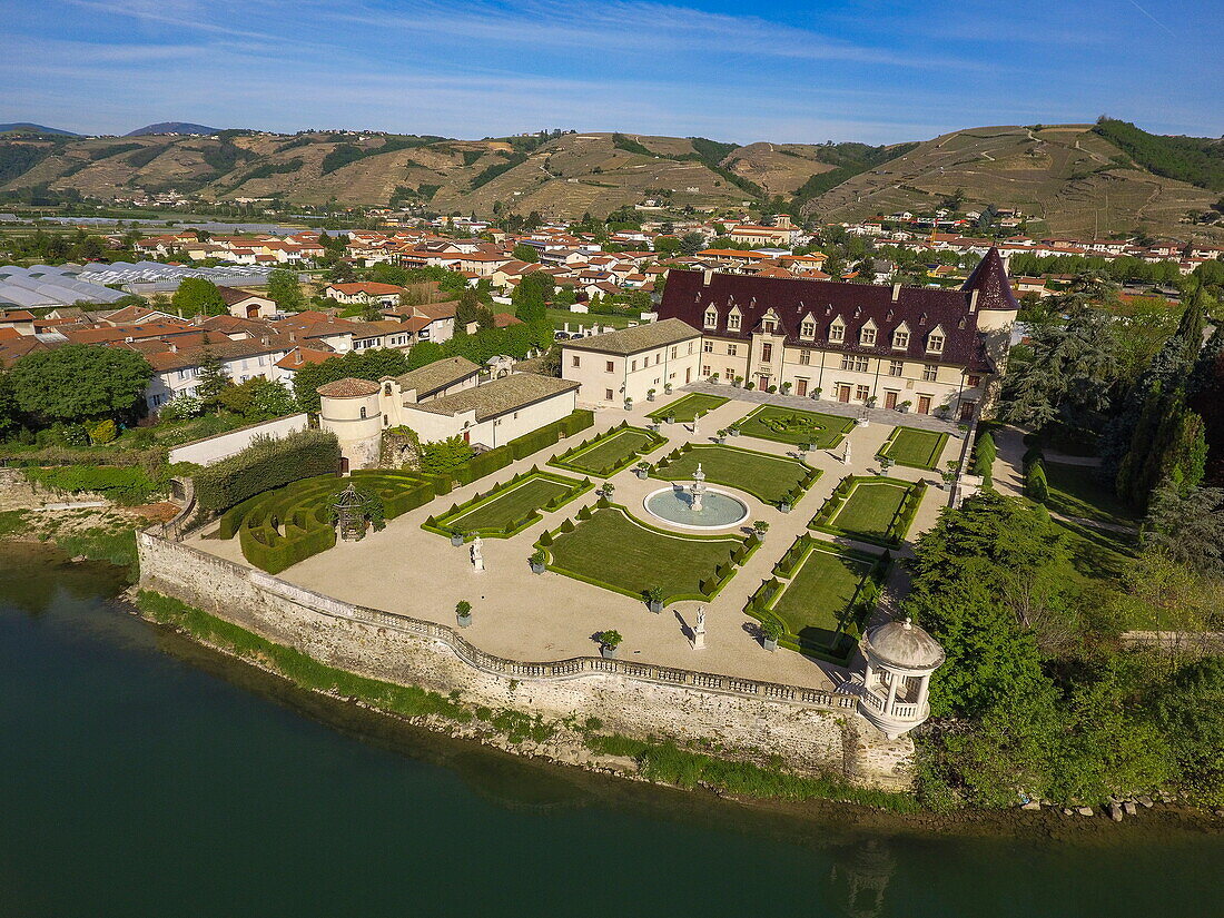 Luftaufnahme des Château d'Ampuis entlang der Rhône, Ampuis, Isère, Auvergne-Rhône-Alpes, Frankreich, Europa