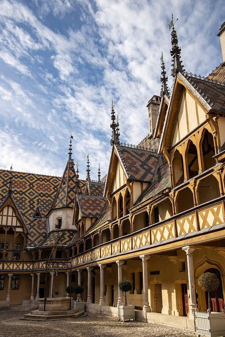 Innenhof des Hôtel-Dieu de Beaune (Hospices de Beaune), Beaune, Côte-d'Or, Bourgogne-Franche-Comté, Frankreich, Europa