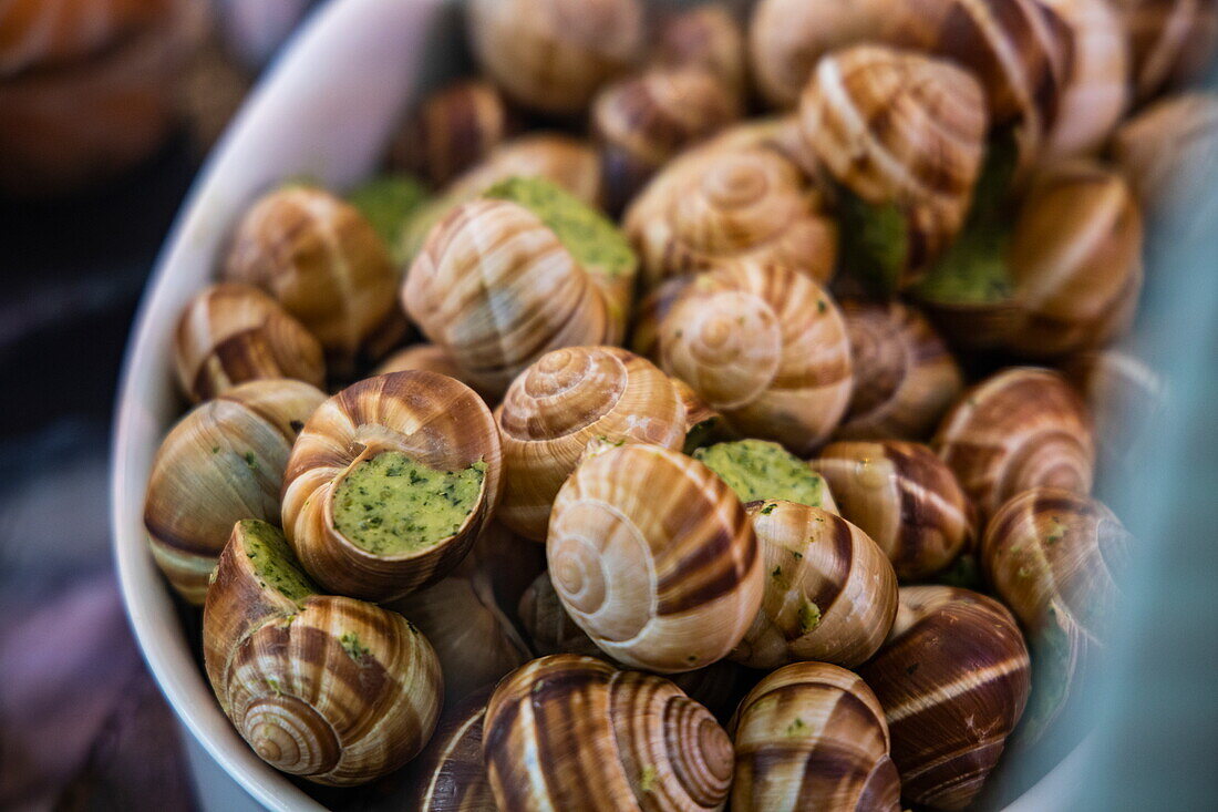 Schnecken mit Kräuterbutter zum Verkauf in einem Feinkostgeschäft, Beaune, Côte-d'Or, Frankreich, Europa