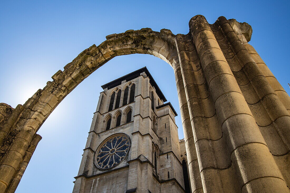 Antiker römischer Torbogen und Kirche, Lyon, Rhône,  Auvergne-Rhône-Alpes, Frankreich, Europa