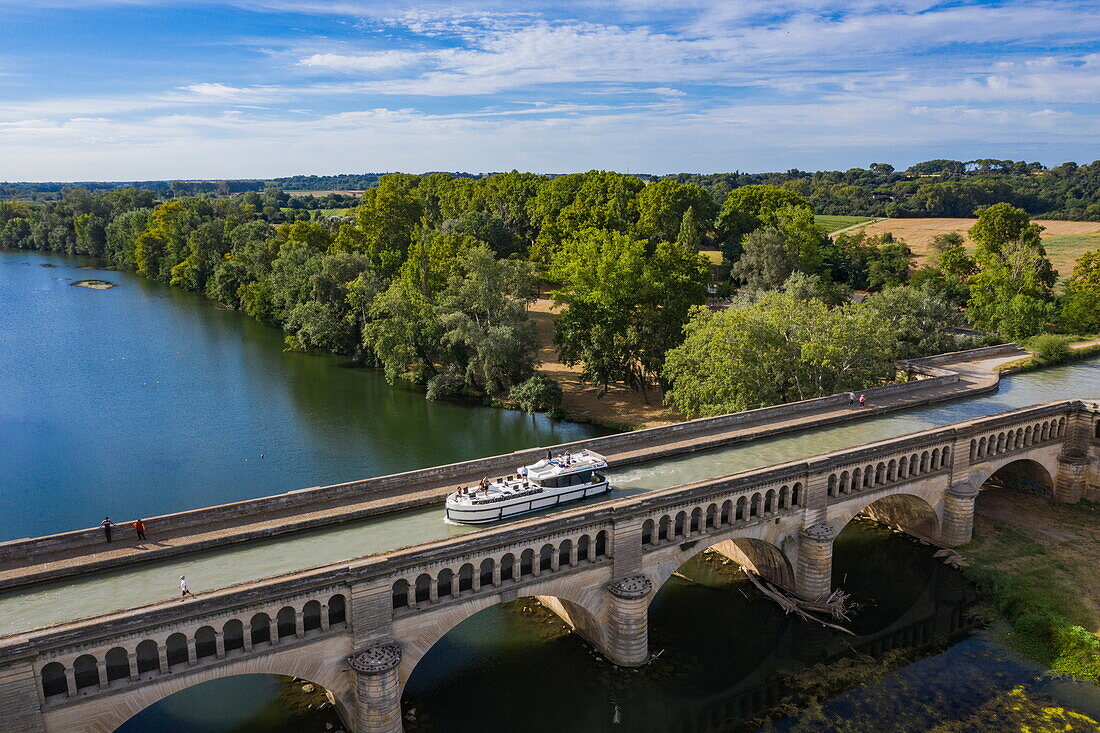 Blick auf Kanalbrücke Pont-canal de l’Orb des Canal du Midi, Béziers, Hérault, Okzitanien, Frankreich