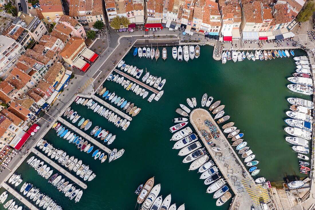 Blick auf den Hafen und Altstadt, Cassis, Bouches-du-Rhône, Provence-Alpes-Côte d’Azur, Frankreich