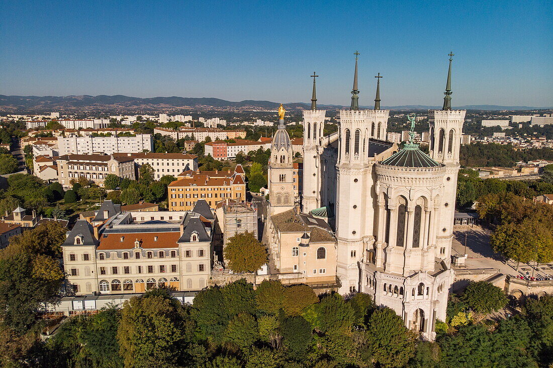 Luftaufnahme der Basilika Notre-Dame de Fourvière, 5. Arrondissement von Lyon, Lyon, Rhône, Auvergne-Rhône-Alpes, Frankreich, Europa
