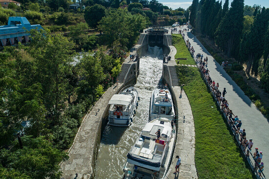 Luftaufnahme von Hausbooten in den Schleusen Écluse de Fonserannes auf dem Canal du Midi, Béziers, Hérault, Okzitanien, Frankreich, Europa