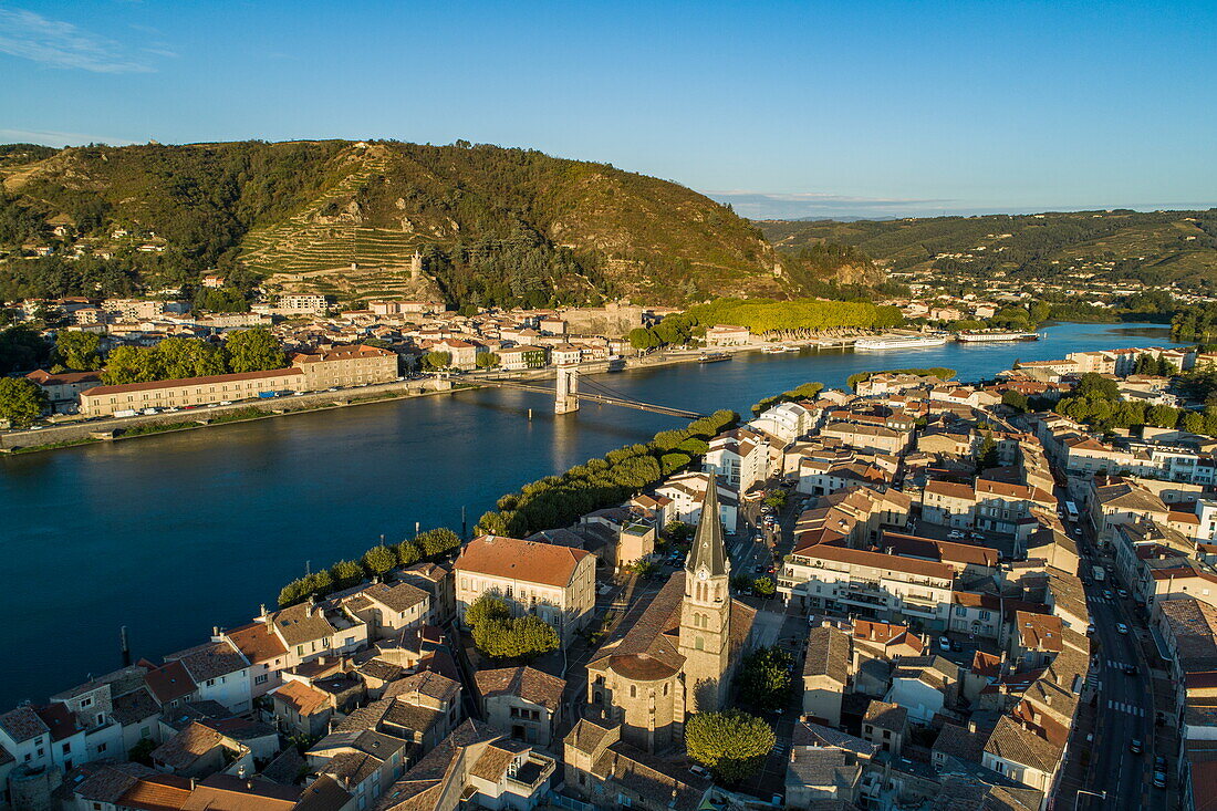 Luftaufnahme der Stadt und der Rhône, Tain-l'Hermitage, Ardèche, Auvergne-Rhône-Alpes, Frankreich, Europa
