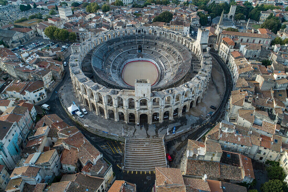 Luftaufnahme des Amphitheaters von Arles, Arles, Bouches-du-Rhône, Provence-Alpes-Côte d’Azur, Frankreich, Europa