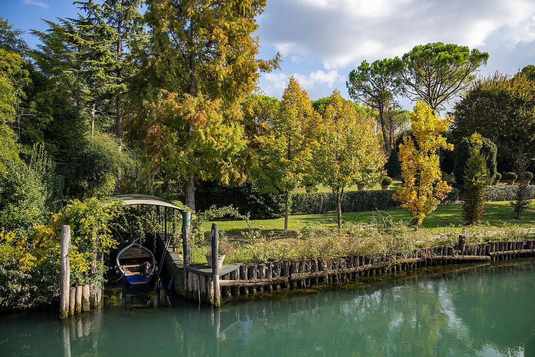 Boot vor einem Herrenhaus am Fluss Sile, in der Nähe von Sant'Elena, Treviso, Italien, Europa