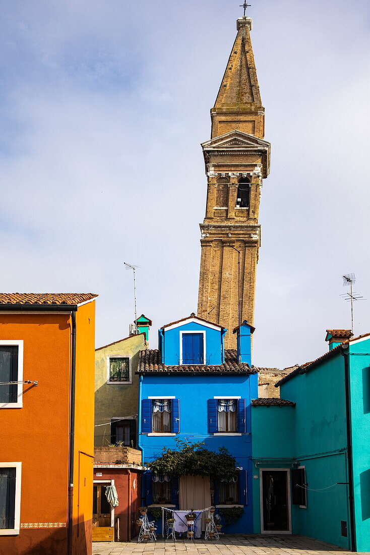 Schiefer Turm der Bischofskirche Saint Martin und bunte Häuser, Insel Burano, Venedig, Italien, Europa