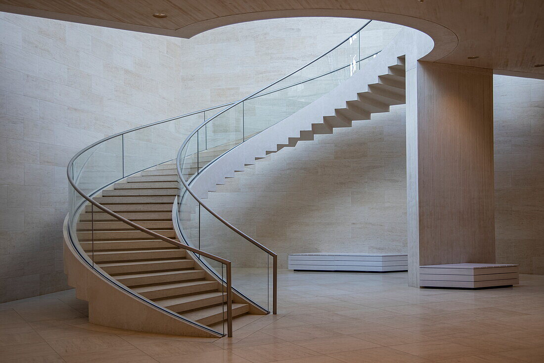Treppe im Mudam – Museum für zeitgenössische Kunst von Luxemburg, Luxemburg-Stadt, Luxemburg, Europa
