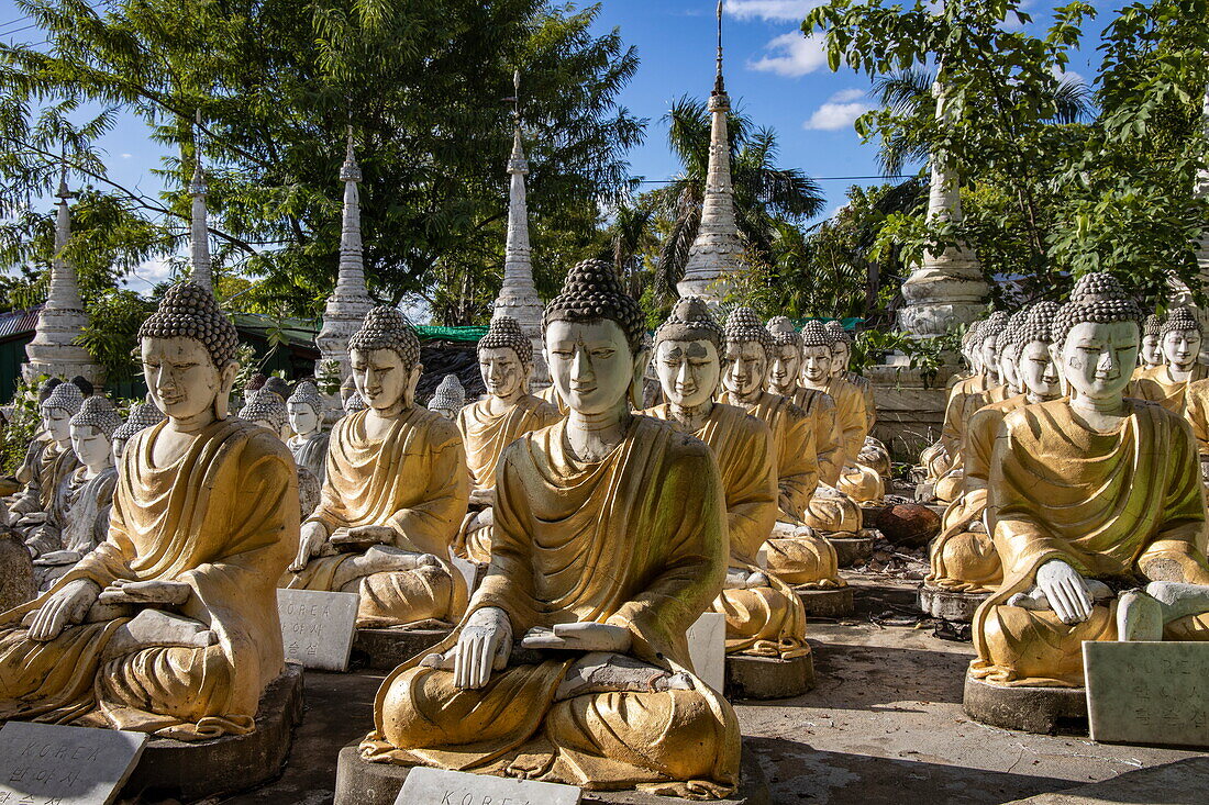 Buddha-Statuen im Maha Bodhi Tahtaung Kloster, Monywa, Region Sagaing, Myanmar, Asien