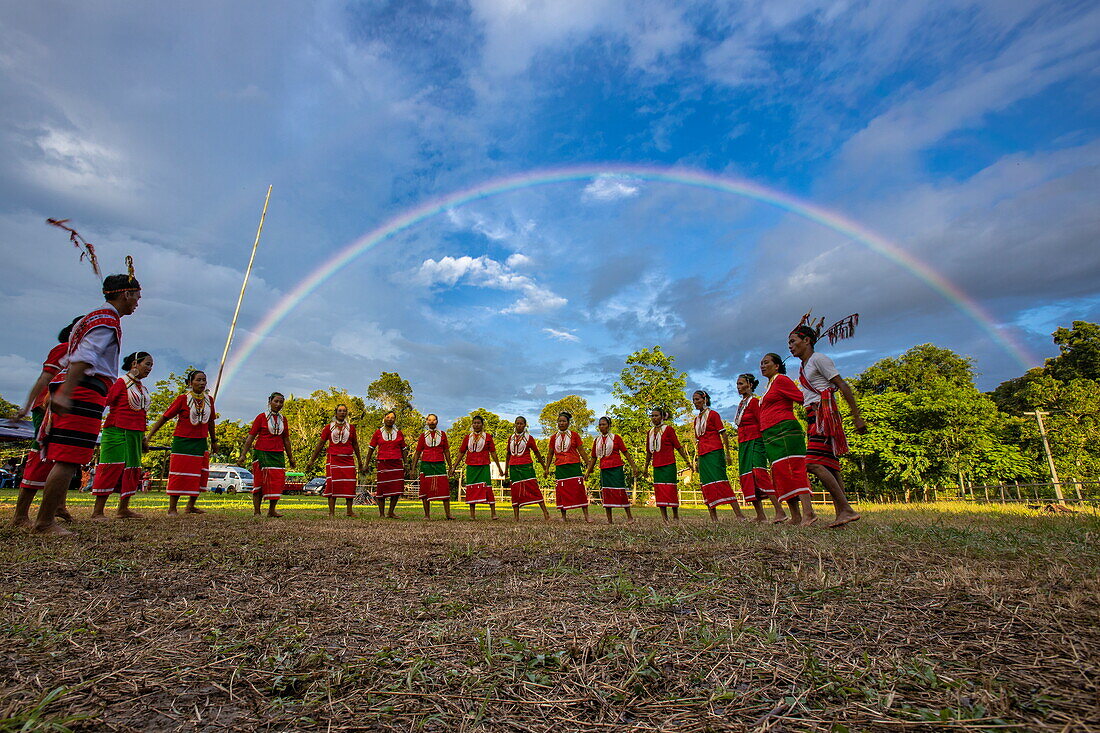 Regenbogen ziert eine kulturelle Aufführung von Naga-Stamm für Touristen, Homalin, Region Sagaing, Myanmar, Asien