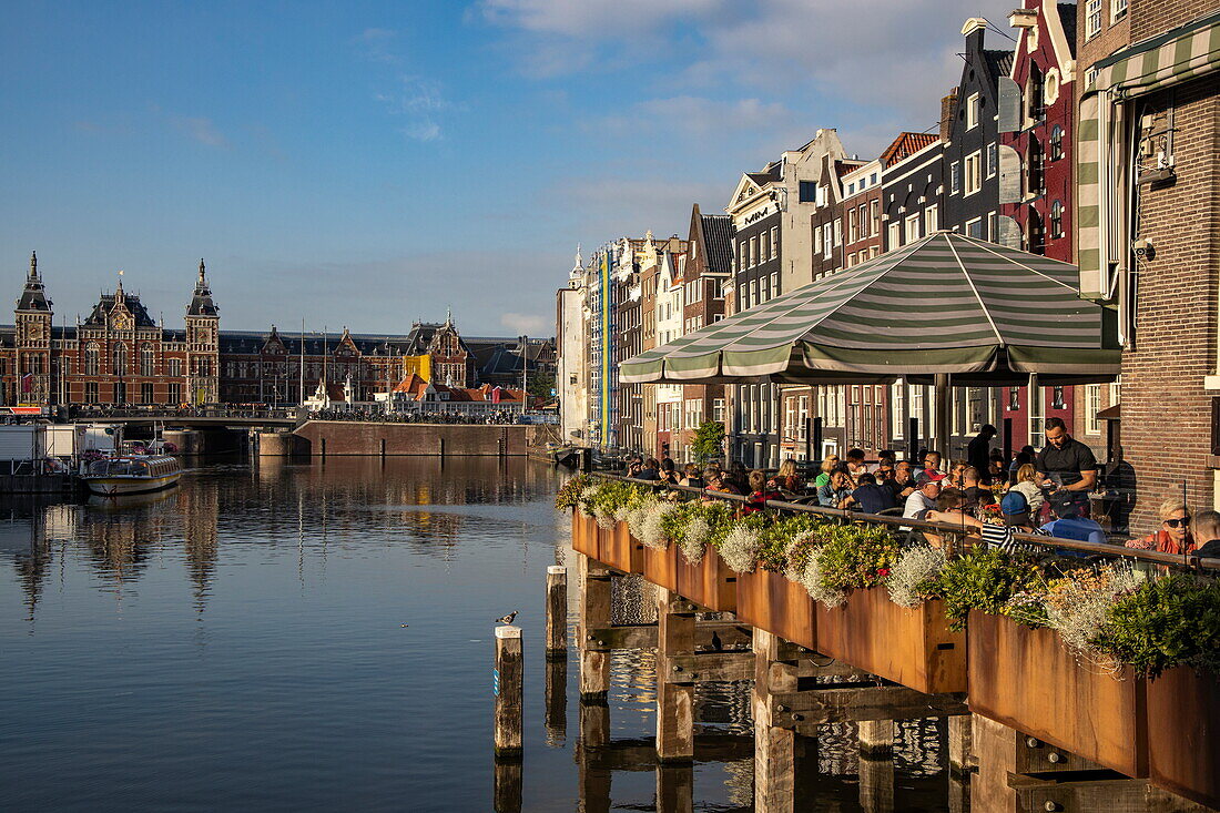 Menschen im Außenbereich eines Restaurants am Kanal, Amsterdam, Nordholland, Niederlande, Europa