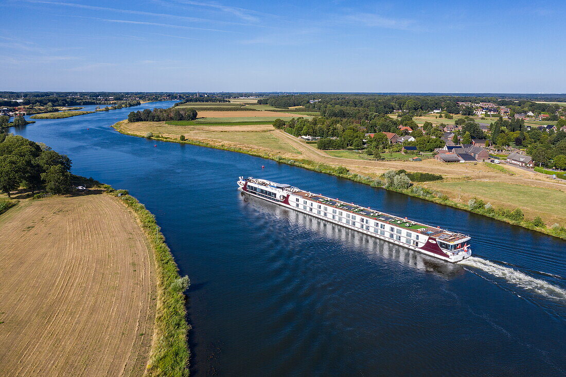 Luftaufnahme von Flusskreuzfahrtschiff Excellence Countess auf der Maas, Kessel, Limburg, Niederlande, Europa