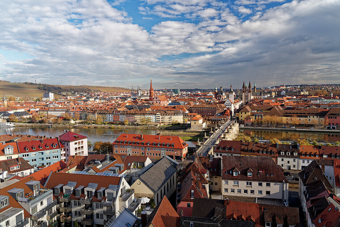 Blick von der Festung Marienberg auf die historische Altstadt und die Alte Mainbrücke von Würzburg und den Main, Unterfranken, Franken, Bayern, Deutschland