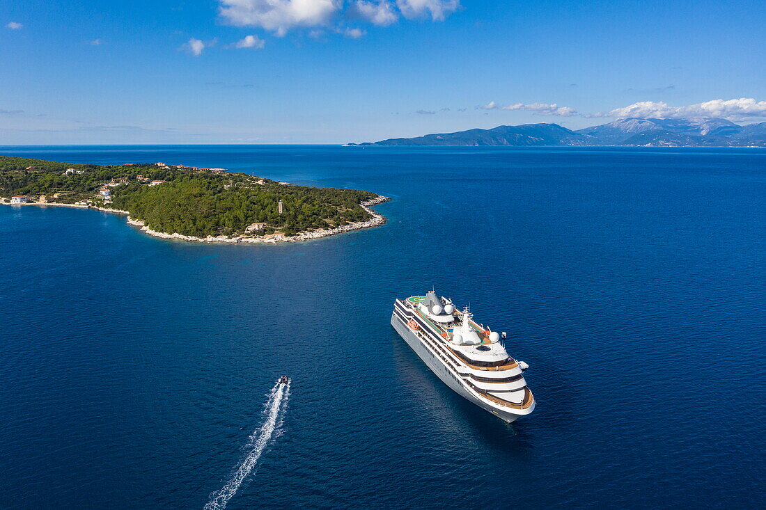 Luftaufnahme von Expeditionskreuzfahrtschiff World Explorer (nicko cruises) und der Halbinsel Fiskardo, Kefalonia, Ionische Inseln, Griechenland, Europa