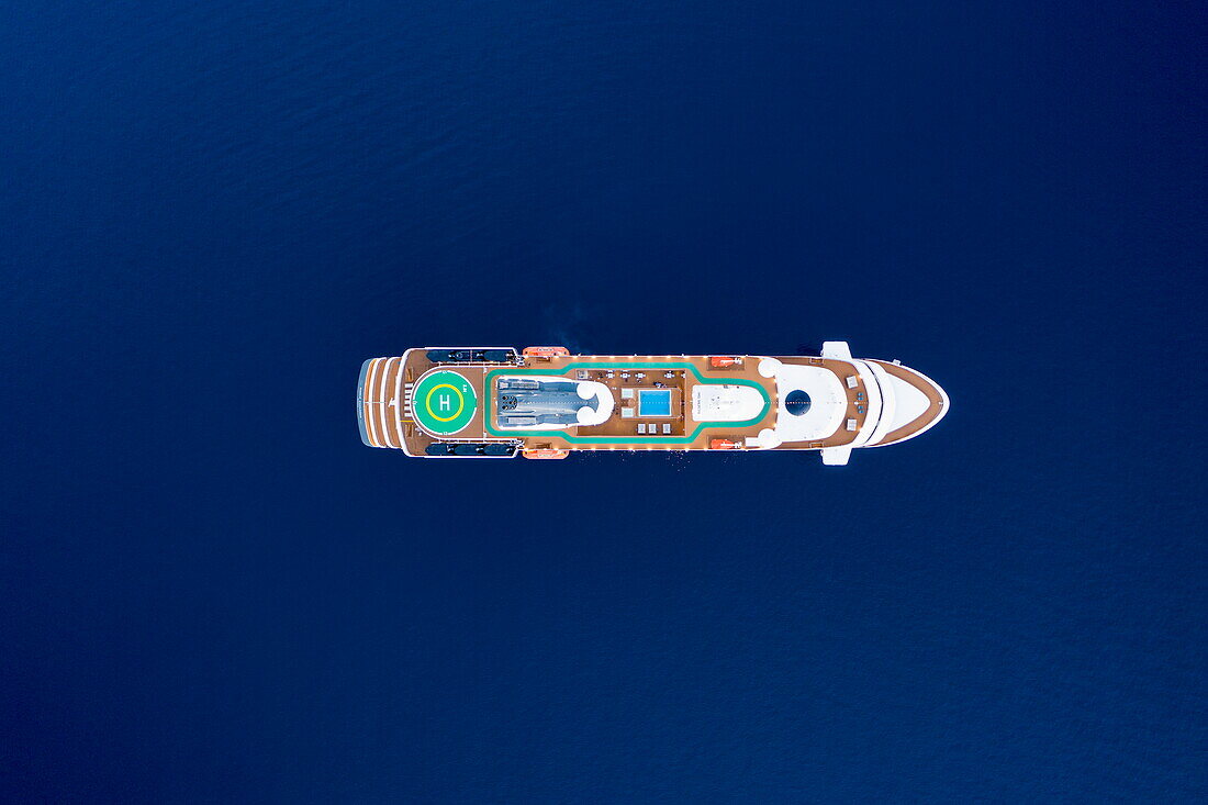Luftaufnahme von Kreuzfahrtschiff World Explorer (nicko cruises) im tiefblauen Wasser der Ägäis, Fiskardo, Kefalonia, Ionische Inseln, Griechenland, Europa