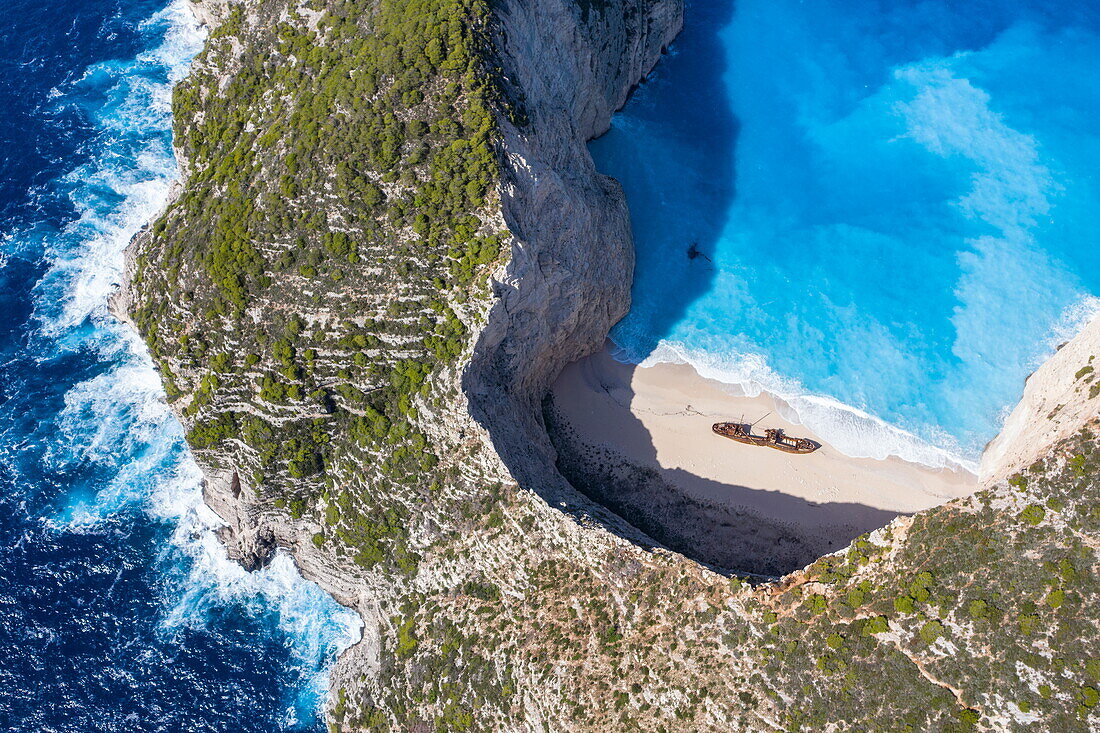 Luftaufnahme, rostendes Schiff MV Panagiotis, das 1980 auf Grund lief, Shipwreck Beach, Zakynthos, Ionische Inseln, Griechenland, Europa