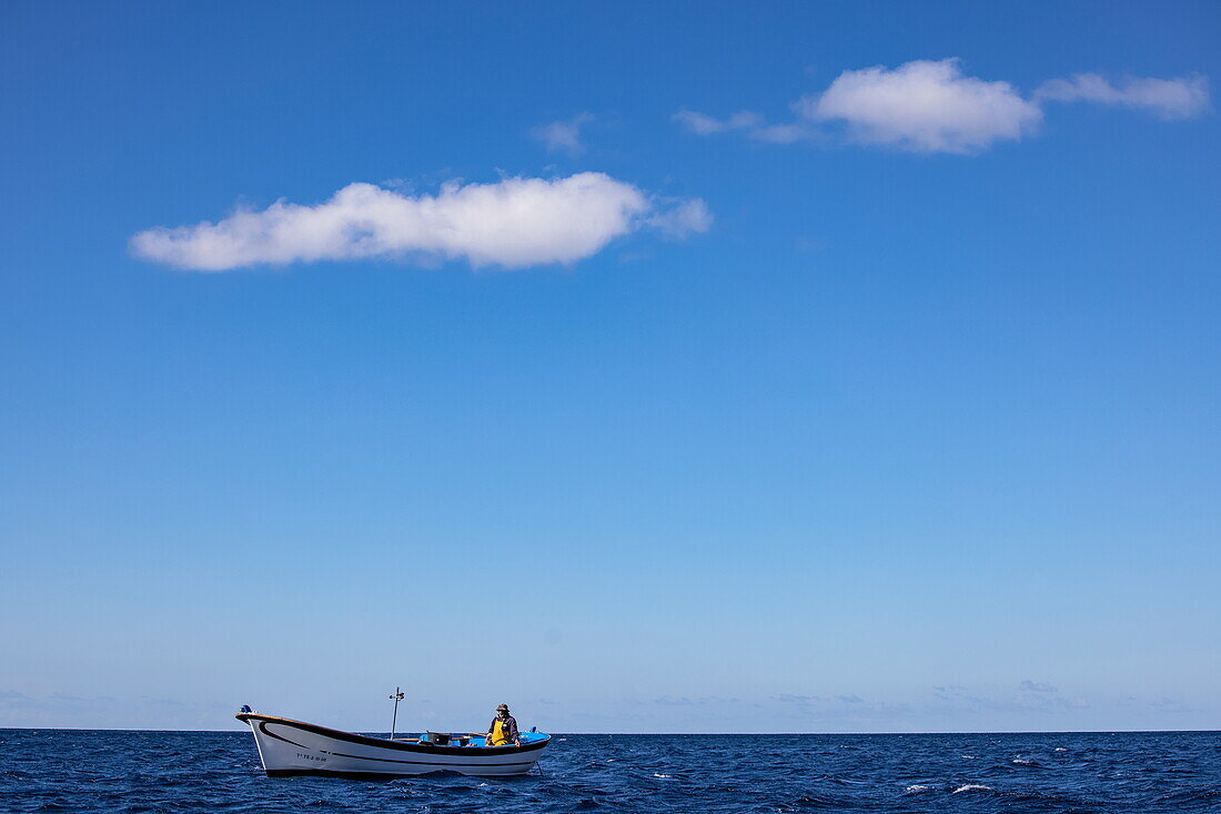 Fischer in einem kleinen Fischerboot, in der Nähe von San Sebastián de La Gomera, La Gomera, Kanarische Inseln, Spanien, Europa