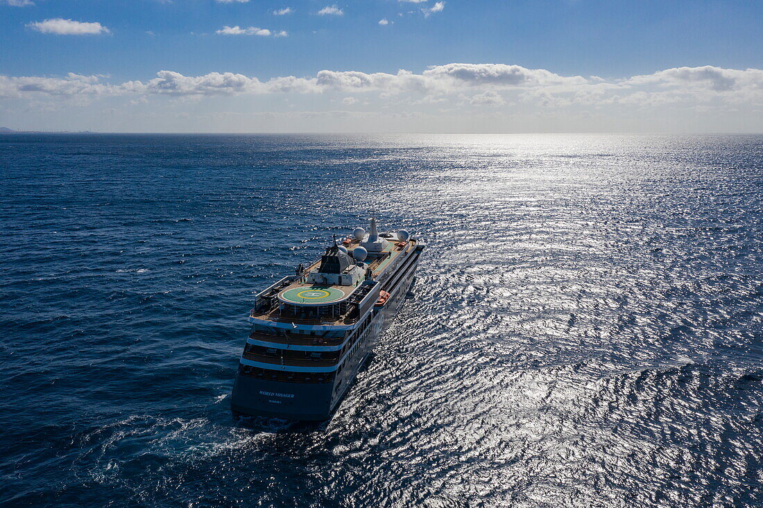 Luftaufnahme von Expeditionskreuzfahrtschiff World Voyager (nicko cruises), Meer, in der Nähe von Gran Canaria, Kanarische Inseln, Spanien, Europa