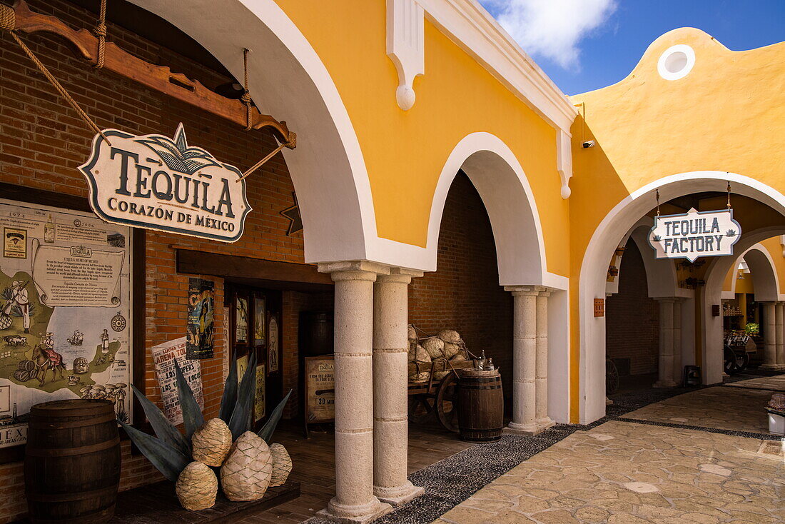Tequila Factory Schild am Einkaufs- und Unterhaltungskomplex New Mahahual, Mahahual, Costa Maya, Quintana Roo, Mexiko, Karibik