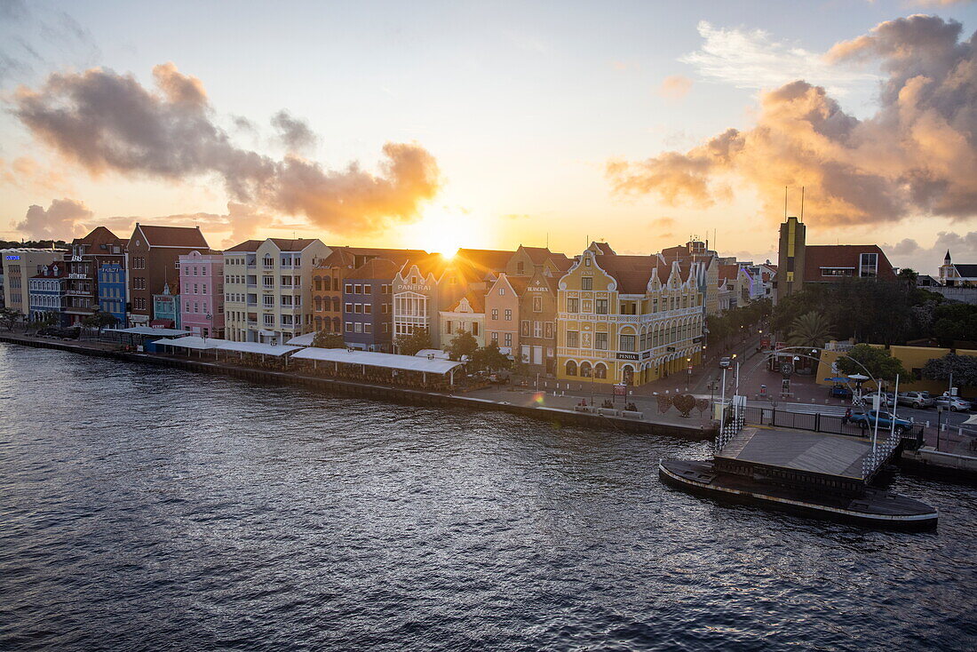 Niederländisch beeinflusste Architektur in Punda bei Sonnenaufgang, Willemstad, Curaçao, Niederländische Antillen, Karibik