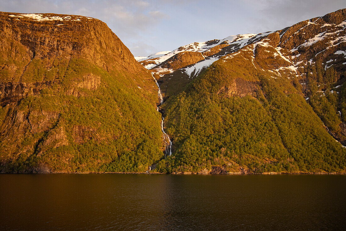 Wasserfall im späten Nachmittagslicht, Storfjorden, Møre og Romsdal, Norwegen, Europa